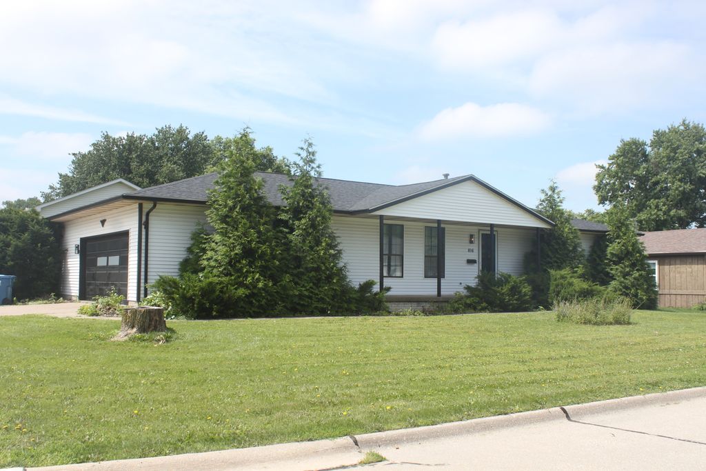 816 Oaklawn Avenue, East Moline, IL 61244