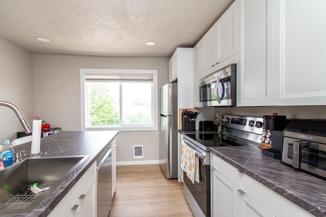 120 University Drive S, Fargo, ND 58103