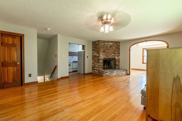 322 Spring St, Shrewsbury, MA 01545