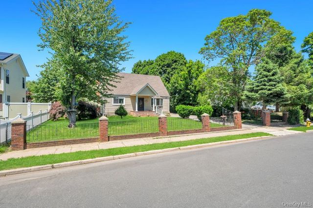 27 Yarnell Street, Brentwood, NY 11717