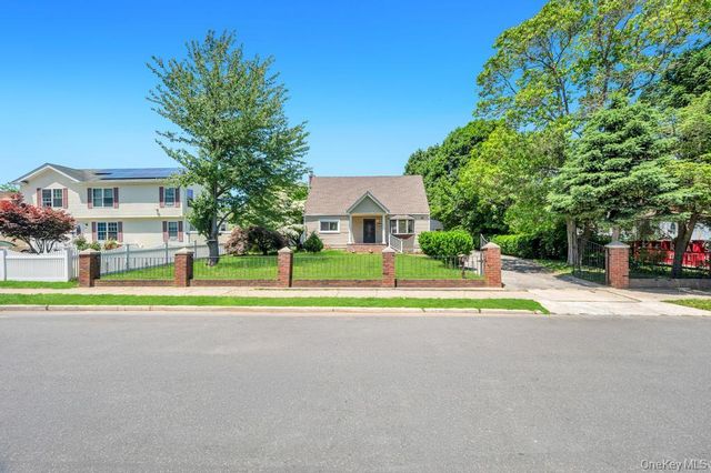27 Yarnell Street, Brentwood, NY 11717
