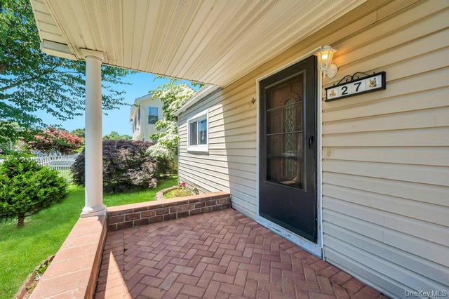27 Yarnell Street, Brentwood, NY 11717