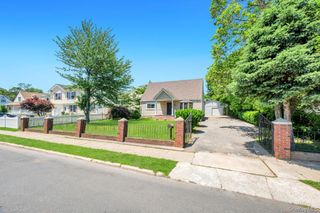 27 Yarnell Street, Brentwood, NY 11717