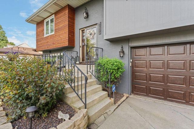 1235 Woodhollow Court, Schererville, IN 46375