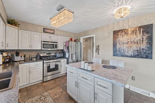 1235 Woodhollow Court, Schererville, IN 46375