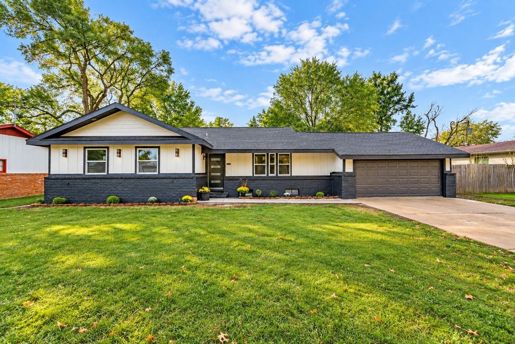 9301 W Birch Ln, Wichita, KS 67212