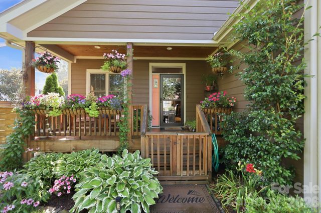 25 Linn Garden Lane, Swannanoa, NC 28778