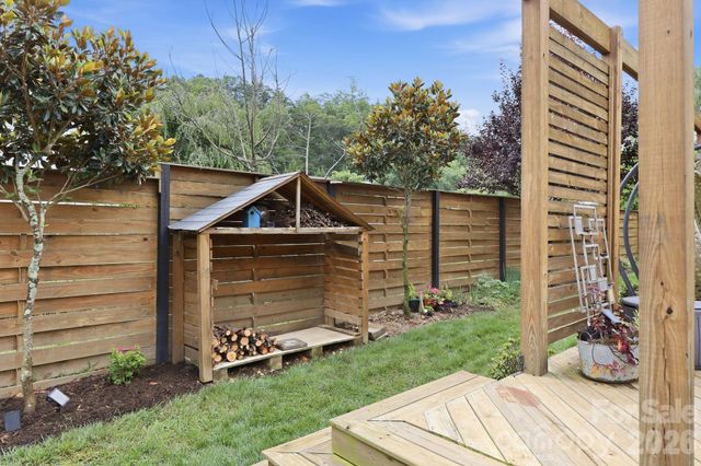 25 Linn Garden Lane, Swannanoa, NC 28778