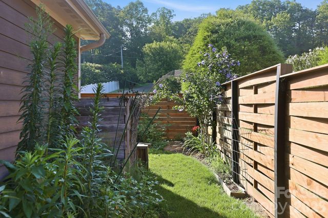 25 Linn Garden Lane, Swannanoa, NC 28778