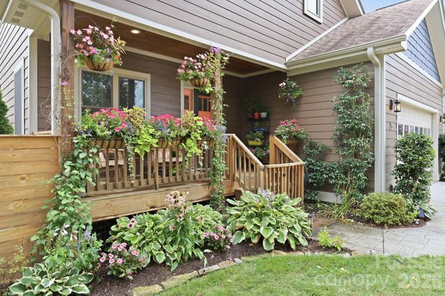 25 Linn Garden Lane, Swannanoa, NC 28778