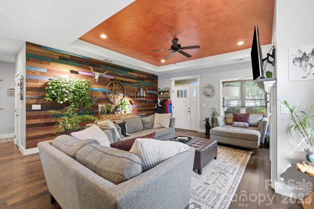 25 Linn Garden Lane, Swannanoa, NC 28778