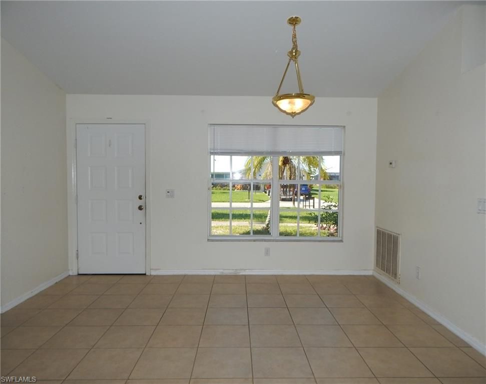 Image 2 of property listing at 135 SE 29th ST, Cape Coral, FL 33904