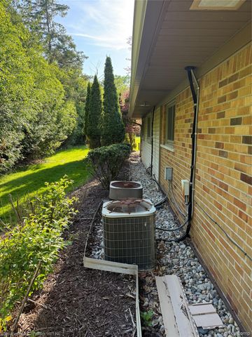 1640 Orchard Lane, Bloomfield Hills, MI 48301