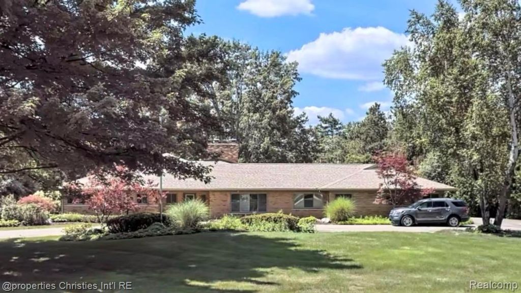 1640 Orchard Lane, Bloomfield Hills, MI 48301