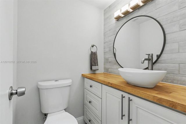 500 Bayview Dr 727, Sunny Isles Beach, FL 33160