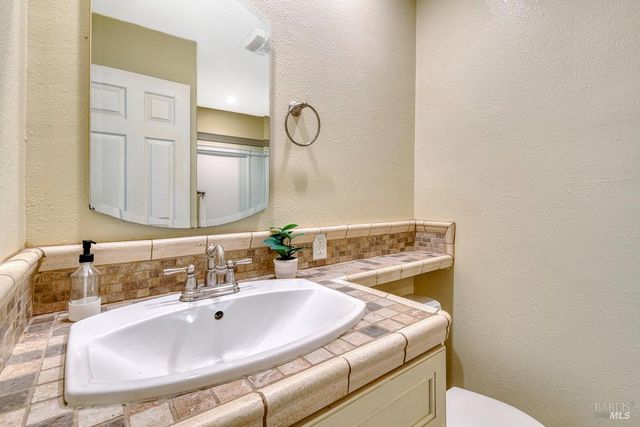 101 H Ln, Novato, CA 94945