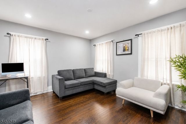 22 Comfort Pl, Clifton City, NJ 07011
