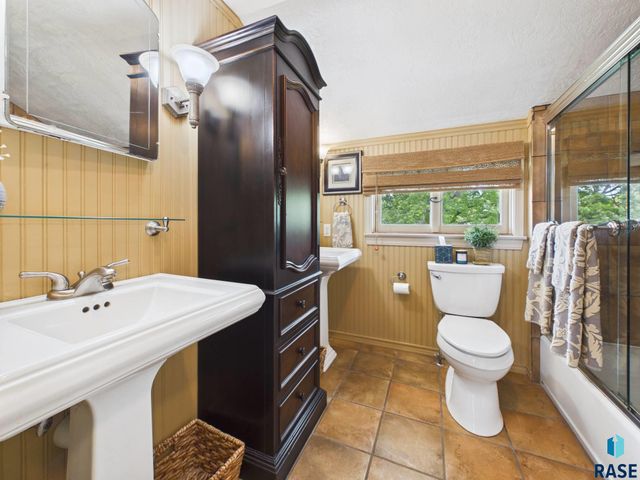 2021 W 20th St Street, Sioux Falls, SD 57105
