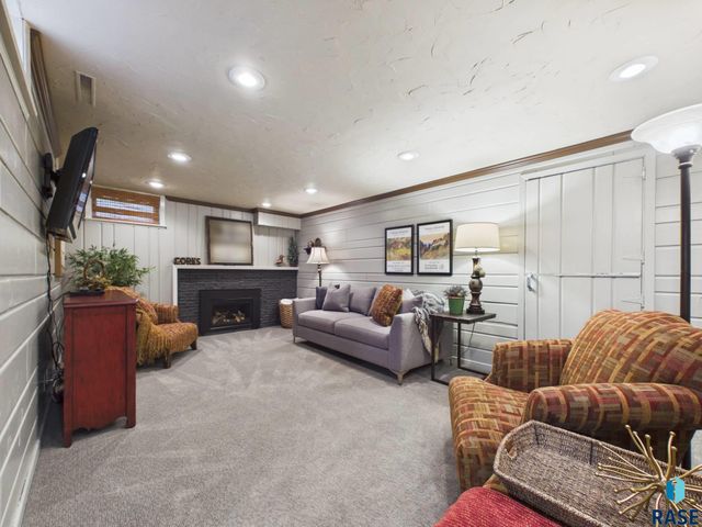 2021 W 20th St Street, Sioux Falls, SD 57105