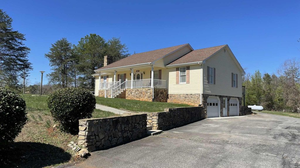 107 Hemlock Shores DR, Goodview, VA 24095