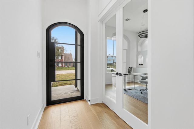 204 Milwaukee Street, Houston, TX 77009