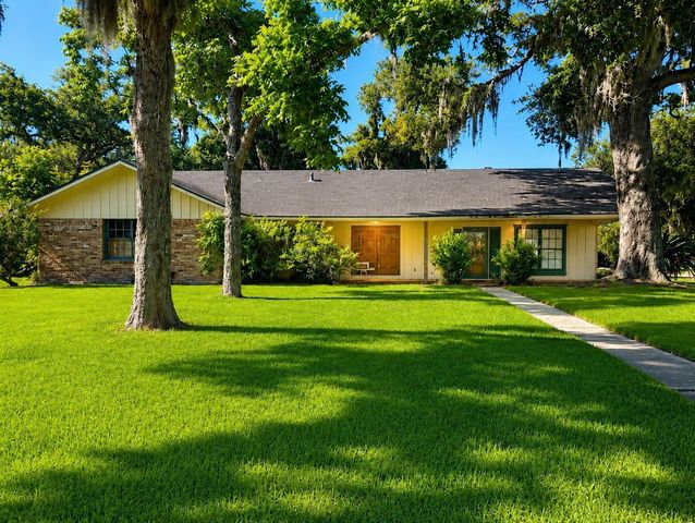 131 Daisy Street, Lake Jackson, TX 77566