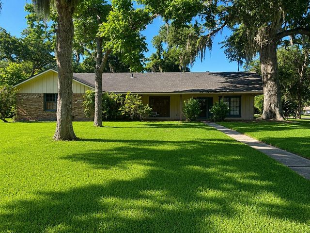 131 Daisy Street, Lake Jackson, TX 77566