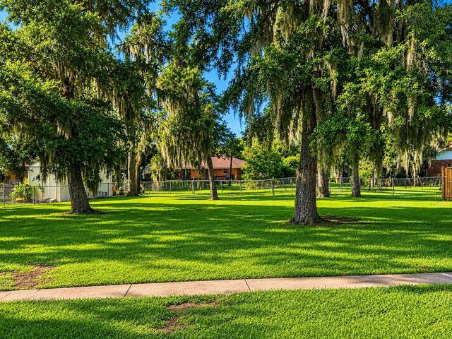 131 Daisy Street, Lake Jackson, TX 77566