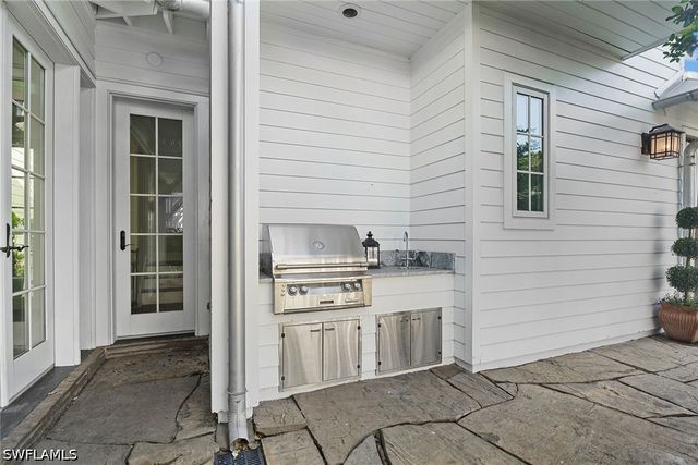 1800 Gordon DR, Naples, FL 34102