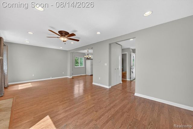 2824 Roundtree Drive, Troy, MI 48083