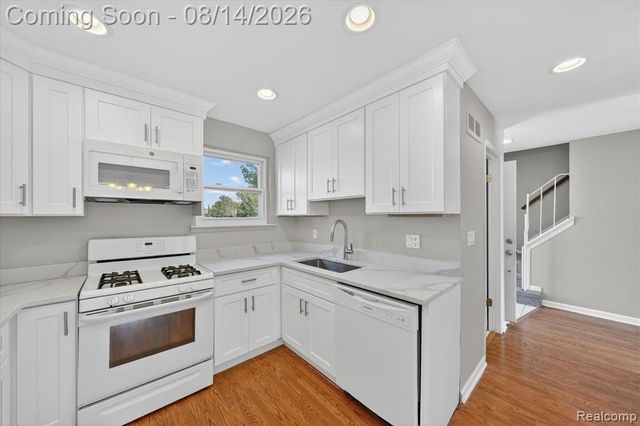 2824 Roundtree Drive, Troy, MI 48083