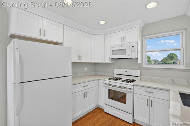 2824 Roundtree Drive, Troy, MI 48083
