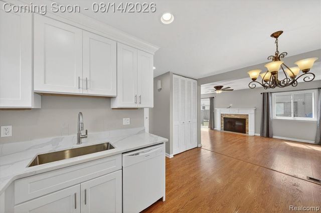 2824 Roundtree Drive, Troy, MI 48083