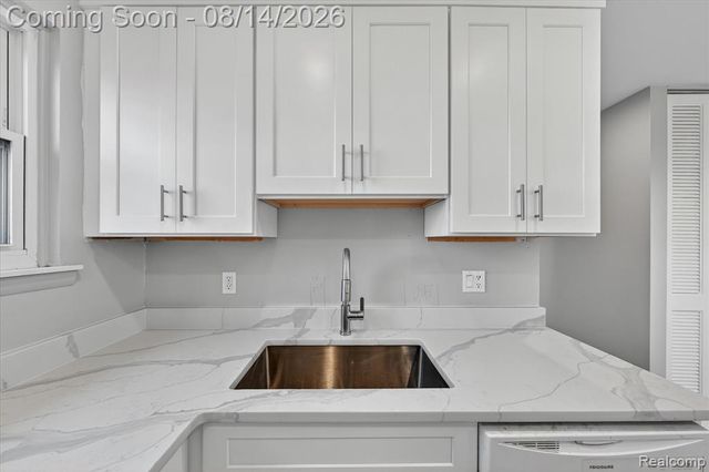 2824 Roundtree Drive, Troy, MI 48083