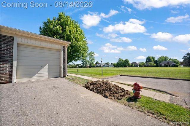 2824 Roundtree Drive, Troy, MI 48083