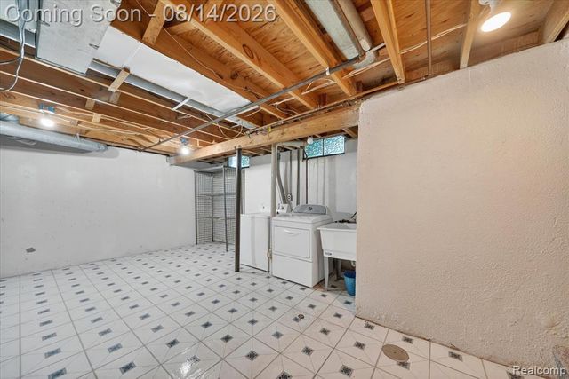 2824 Roundtree Drive, Troy, MI 48083