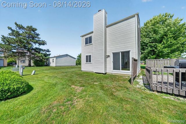 2824 Roundtree Drive, Troy, MI 48083