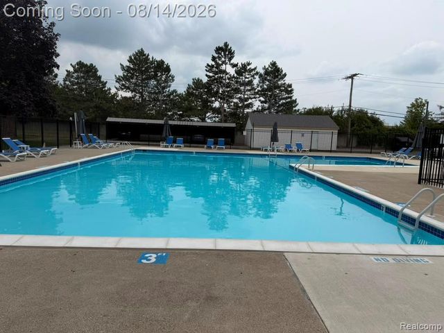 2824 Roundtree Drive, Troy, MI 48083