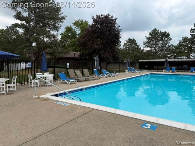 2824 Roundtree Drive, Troy, MI 48083