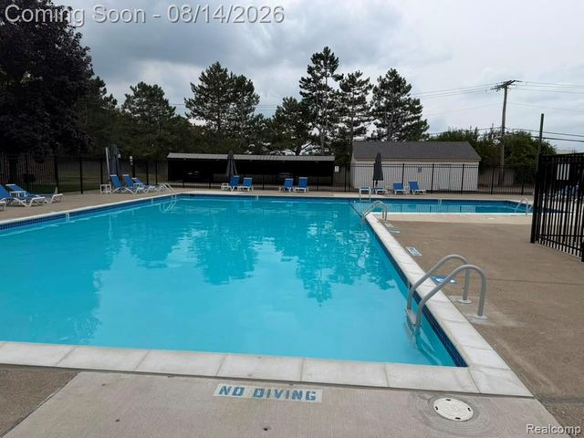 2824 Roundtree Drive, Troy, MI 48083