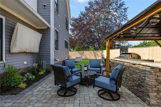 3 Oak Street, Middletown, RI 02842