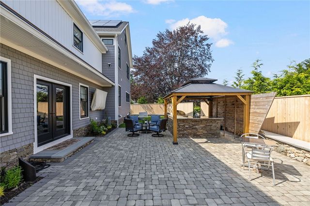 3 Oak Street, Middletown, RI 02842