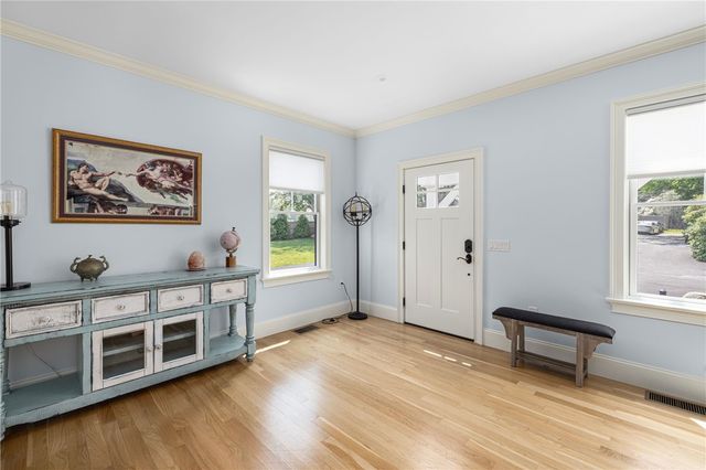3 Oak Street, Middletown, RI 02842
