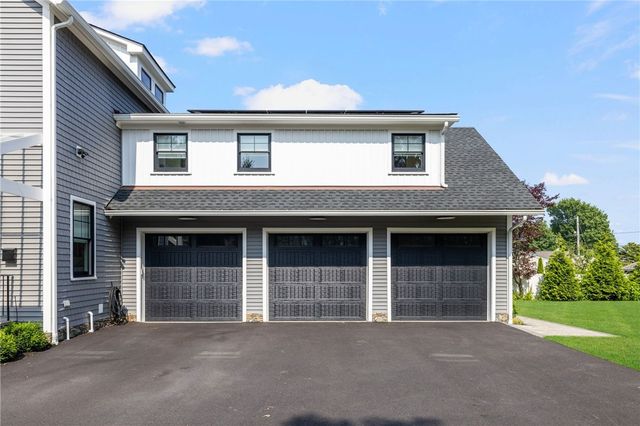 3 Oak Street, Middletown, RI 02842