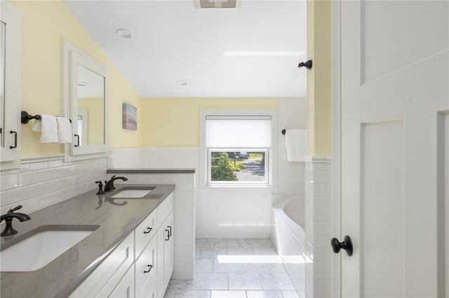 3 Oak Street, Middletown, RI 02842