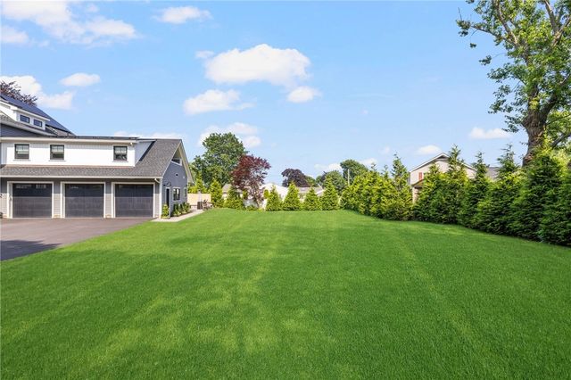 3 Oak Street, Middletown, RI 02842