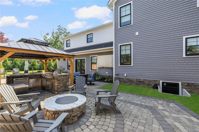 3 Oak Street, Middletown, RI 02842