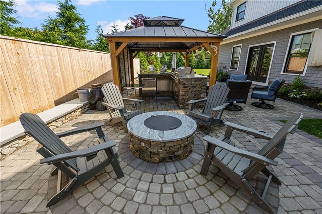 3 Oak Street, Middletown, RI 02842