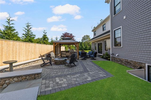 3 Oak Street, Middletown, RI 02842