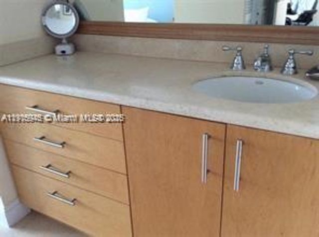 2333 Brickell Ave 2215, Miami, FL 33129